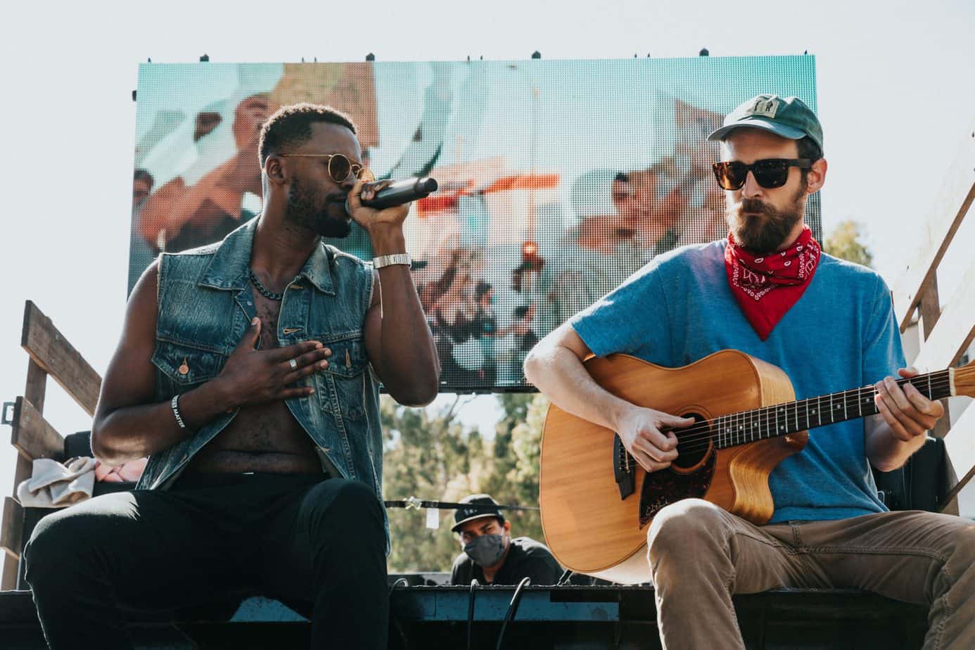 musicians play guitar