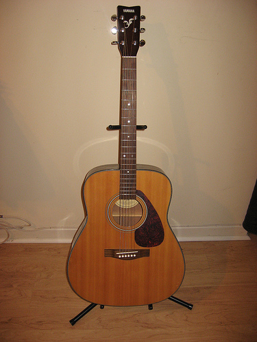 yamaha f325 on a stand