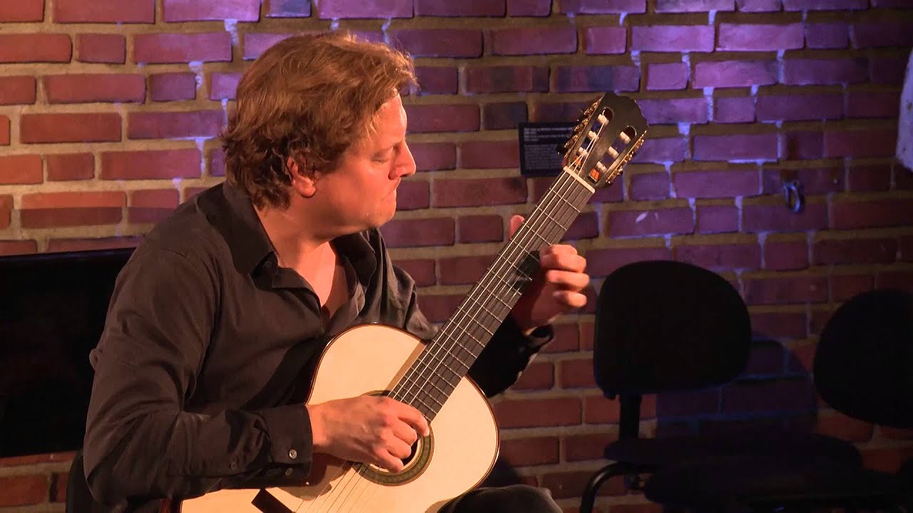 jason vieaux playing guitar