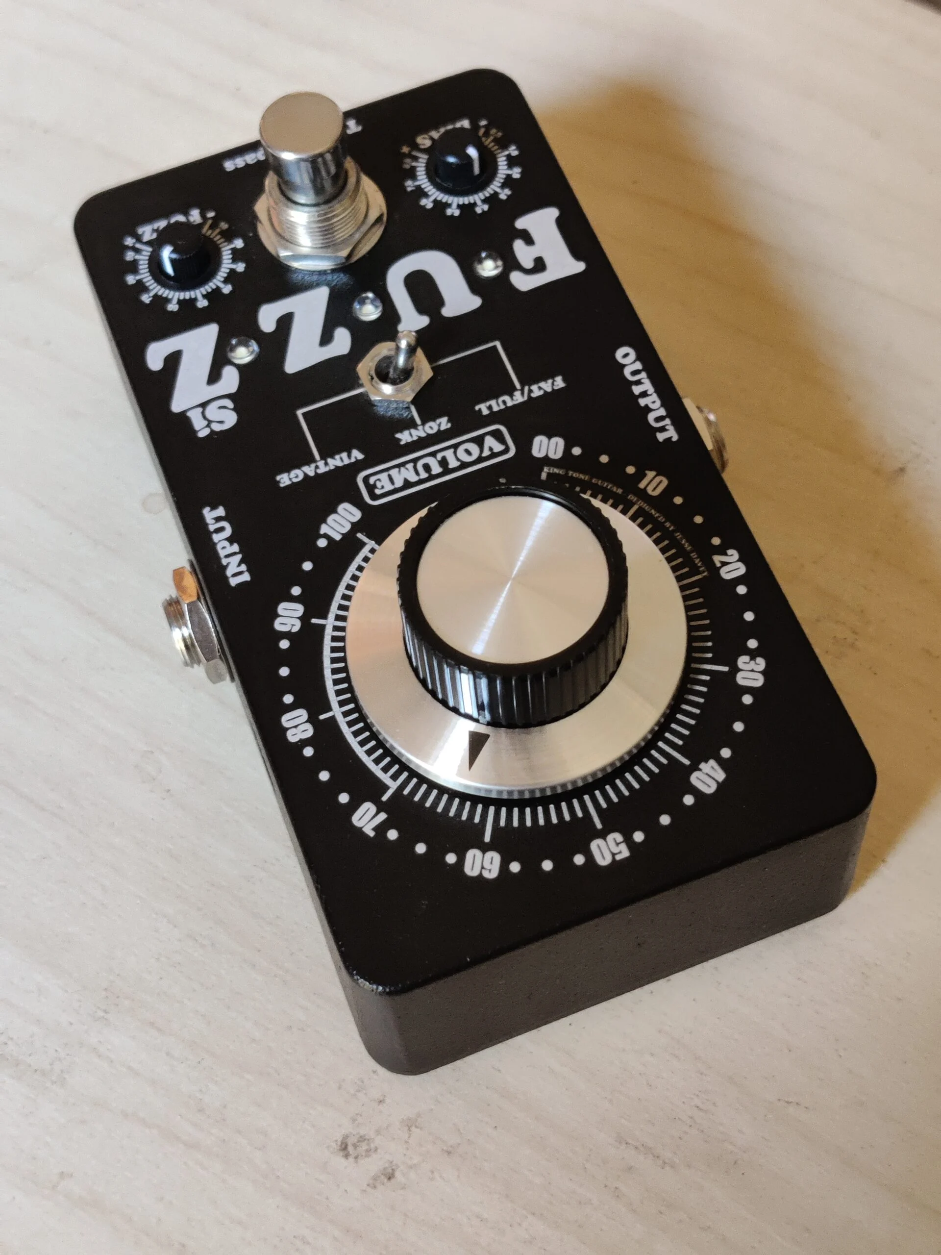 King Tone Mini Fuzz Silicon Features