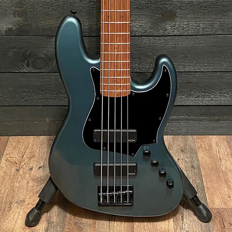 5 string bass fender