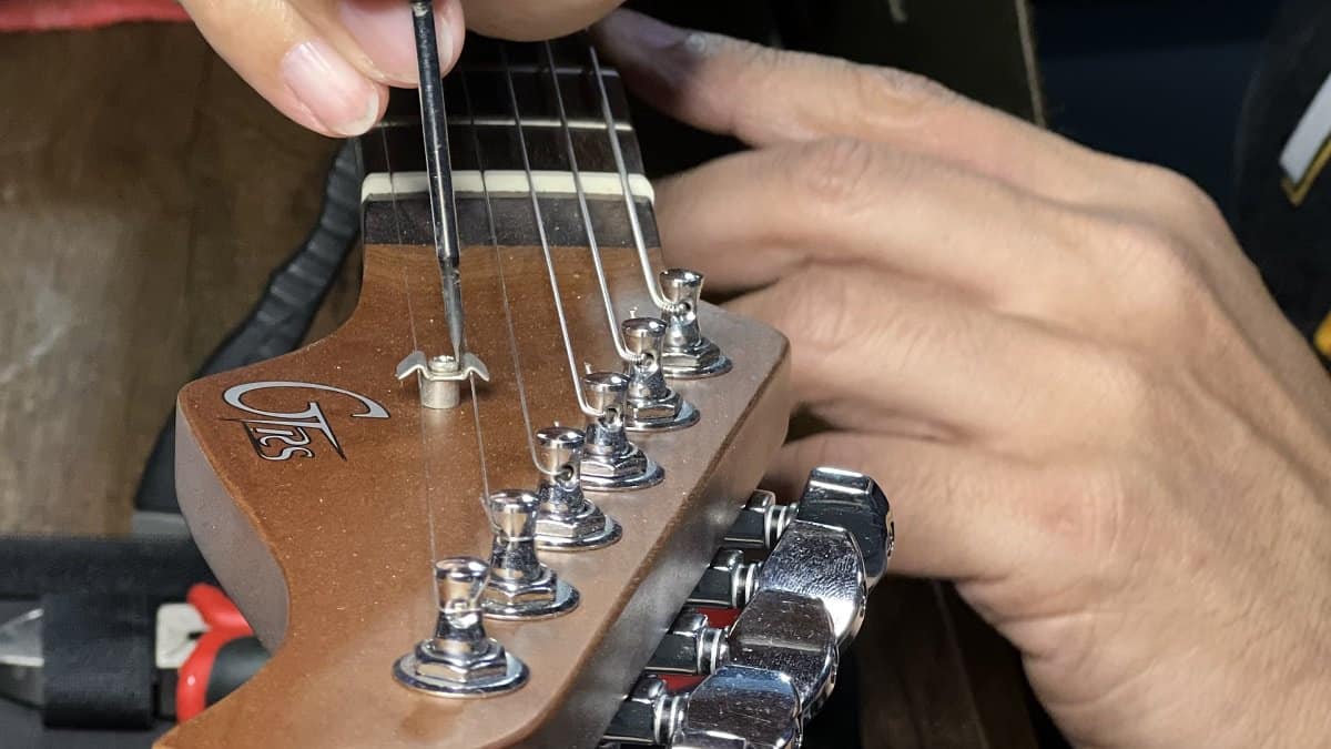 setting up guitar strings