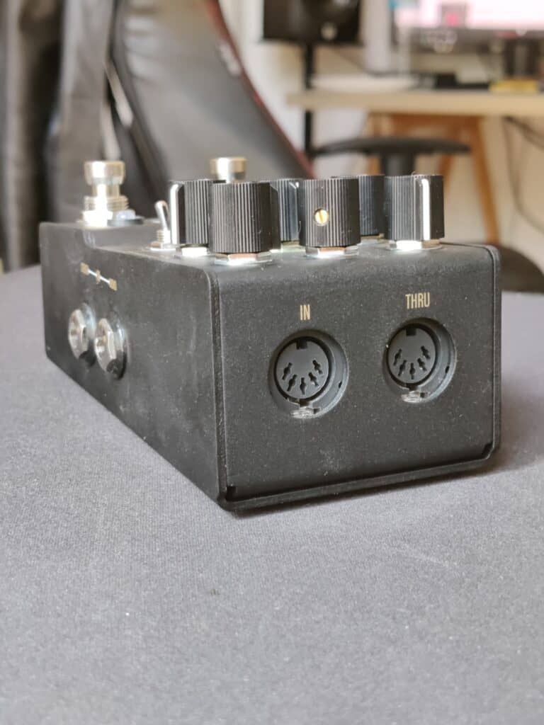 walrus audio mako series R1 reverb pedal in and thru